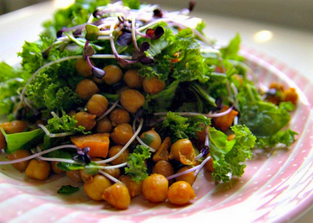 Réaliser une salade tiède de kale, patate douce et pois chiches rôtis